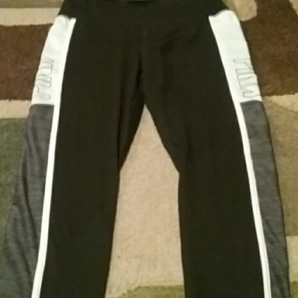 PINK Ultimate ankle legging